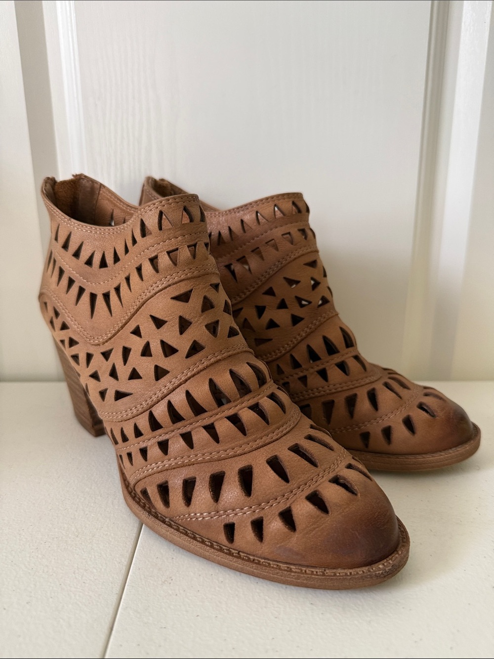 Sofft Westwood Tan Leather Lazer Cutout Ankle Booties (sz 7)